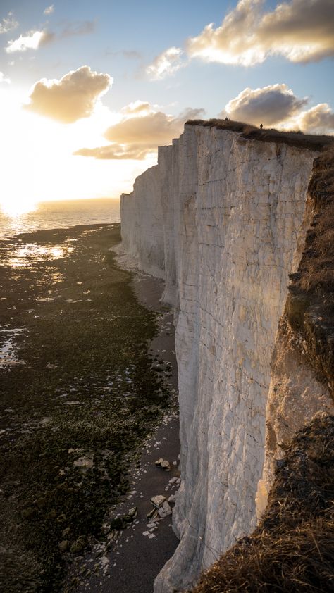 Beachy Head, England A one of a kind view located on the southwest corner of England next to the White Cliffs of Dover and the Seven Sisters White Cliffs Of Dover Aesthetic, Rocky Cliff, Cliffs Of Dover, Beachy Head, The Seven Sisters, White Cliffs Of Dover, White Cliffs, Seven Sisters, Ocean Wallpaper