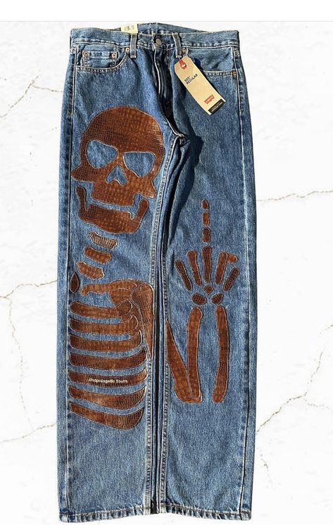 Custom Jeans Diy, Denim Diy Clothes, Ropa Upcycling, Custom Jean, Painted Clothes Diy, Look Jean, Diy Clothes Design, Custom Jeans, Diy Fashion Clothing