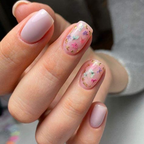 Delicate Flower Nail Art, Dried Flower Nails Acrylics Short, Wedding Nails Dried Flowers, Purple Dried Flower Nails, Nail Dried Flowers, Dry Flowers Nails Design, Nail Art Dried Flowers, Dried Flower Nails Short, Floral Purple Nails