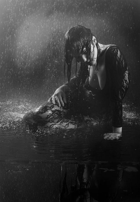 Woman In The Rain, Rain Shoot, Rain Photos, Rainy Photoshoot, Water Shoot, Rain Photo, Foto Top, I Love Rain, Under The Rain