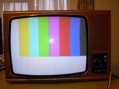 Vintage 1975 ITT 26 CVC9 Colour TV Vintage Box Tv, 70s Tv Aesthetic, Vintage Tv Aesthetic, Old School Tv, 80s Television, Entryway Paint, Gucci Campaign, Tv Aesthetic, 70s Tv