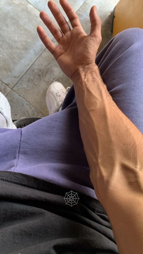 Veiny Arms, Hand Veins, Academy Aesthetic, Leg Veins, Black Hair Cuts, Grunge Pictures, Wall Workout, Arms And Abs, Zodiac Academy