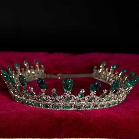 Head Peices, Emerald Tiara, Dragon Hoard, Cosplay Crown, Queens Tiaras, Royal Crown Jewels, Tiara Headpieces, Royal Palaces, Tiaras Jewellery