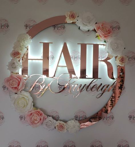 Spa Room Decor, Decor Salon, Name Decorations, Deco Studio, Artificial Garland, Light Up Signs, Salon Ideas, Spa Room, Floral Hoops