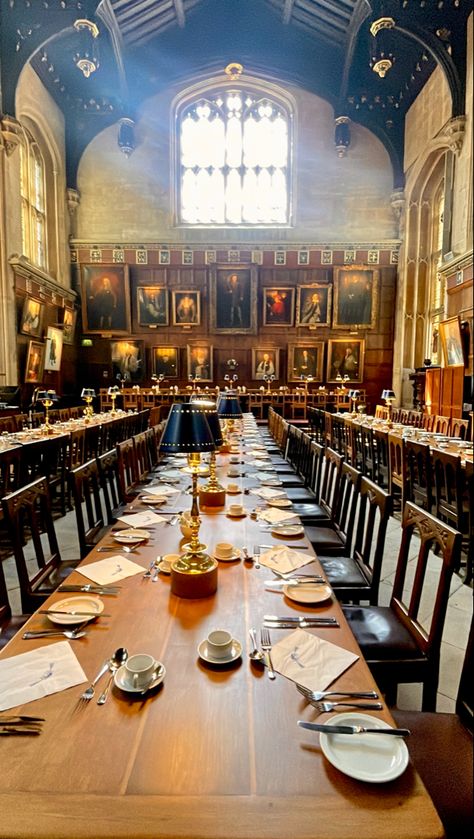 harry potter great hall dining room #harrypotter #greathall #oxford #england #potterhead Harry Potter Dining Hall, Harry Potter Great Hall, Victorian Cat, Cafe Inspiration, English Club, Oxford England, Great Hall, Gothic Victorian, Dining Hall