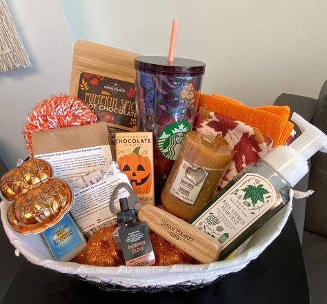 Bae Baskets, Halloween Hangout, Fall Baskets, Diy Halloween Gifts, Fall Gift Baskets, Boo Baskets, Halloween Gift Baskets, Halloween Board, Best Gift Baskets