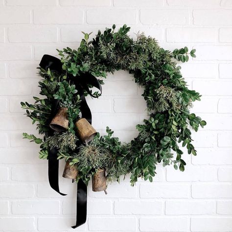 Wreath Wall Christmas, Holiday Color Palette, Navidad Natural, Winter Board, Brown Christmas, Large Wreath, Christmas Inspo, Xmas Wreaths, Christmas Fireplace