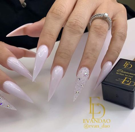 Christmas Stiletto Nails, Christmas Nails Stiletto, Staleto Nails, Simple Stiletto Nails, Pointy Nail Designs, White Stiletto Nails, Stilleto Nails Designs, Long Stiletto Nails, Milky Nails