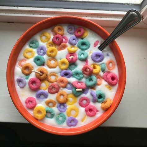 Clay Cereal Bowl, Fruit Loops Cereal, Crunch Berries, Bowl Of Cereal, Cinnamon Toast Crunch, Types Of Chocolate, Cinnamon Toast, Fruity Pebbles, Dessert Decoration