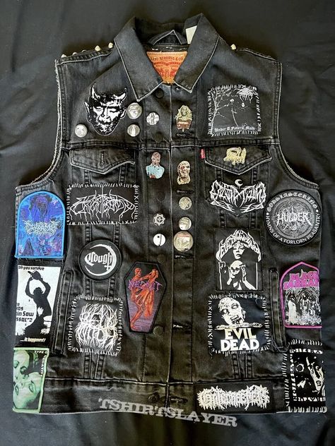 Doom Battle vest Guitarist Style, Metalhead Style, Hardcore Aesthetic, Battle Vest Ideas, Battle Jacket Ideas, Crust Pants, Punk Vest, Vest Ideas, Battle Vest