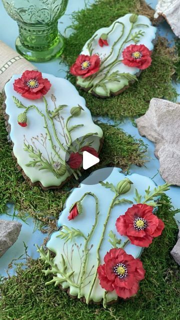 Julia M. Usher on Instagram: "🌺 ANOTHER DIMENSIONAL FLORAL COOKIE FROM MY BOTANICAL SERIES! 🌺  At the end of March, I shared my snowdrop and clematis cookies, two of the dimensional royal icing flowers that I first made for my Botanical Series. When I was in Australia last week, I taught my dogwood cookies, another floral cookie design in that series. And, today, I share with you my poppy cookies – yet another creation from that series! As with all of the other florals, each element of these poppies is hand-piped with royal icing, shaped (aka contoured), airbrushed, and then pieced together with the others to create this very dimensional and lifelike piece of cookie art.   While this project isn’t exactly “simple” (that word was picked by my social media team to grab your attention – LOL Poppy Cookies, Poppy Cake, Royal Icing Flowers, Icing Flowers, Flower Cookies, Cookie Art, Poppy Flower, Cookie Designs, Royal Icing