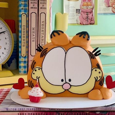 Cake Arch, Garfield Cake, Garfield Birthday, Comic Cake, Chocolate Pinata, Cake Decorating Flowers, Mini Torte, 귀여운 음식 그림, Mini Tortillas