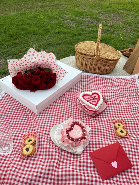 Cute Picnic Date Ideas Romantic, Picnic San Valentin, Bday Picnic Ideas, Picnic Valentines Day, Cute Picnic Date Ideas, Valentine Picnic, Valentines Day Picnic, Galentines Picnic, Valentines Picnic