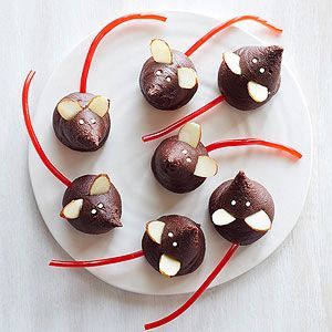 Peanut butter and chocolate mousse transforms into adorable little mice cookies when you add almond ears and licorice tails!/ Homemade Holiday Treats, Mouse Cookies, Peanut Butter Balls Recipe, Peanut Butter Truffles, Red Hen, Christmas Candy Recipes, Peanut Butter Filling, Chocolate Truffle, Peanut Butter Balls