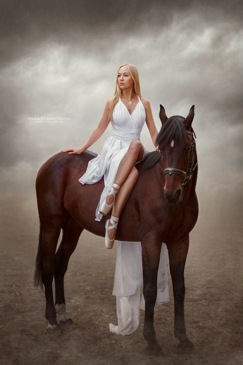 Equestrian Photoshoot, Horse Photoshoot Ideas, Equine Photography Poses, Horse Senior Pictures, Horse Photoshoot, Horse Photography Poses, Equestrian Wedding, Foto Cowgirl, Pictures With Horses