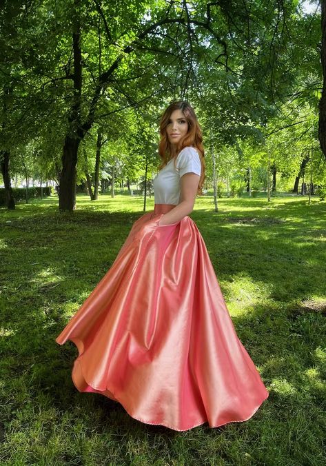 Rose Gold Prom Dress, Windy Skirts, Satin Skirt Outfit, Taffeta Skirt, Satin Fashion, Gold Prom Dresses, Party Rock, Rock Outfit, Beautiful Dresses For Women