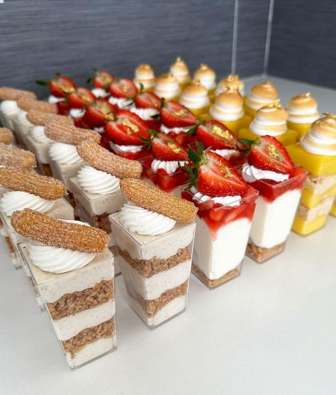 Mini Shooter Desserts, Lemon Shooter Desserts, Chocolate Shooter Desserts, Cheesecake Dessert Shooters, Cookies And Cream Dessert Shooters, Mini Dessert Shots, Desert Bar Wedding, Strawberry Shooters Mini Desserts, Smoothies Bowls