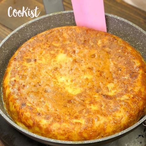 Cookist Wow - Potato and onion omelette: easy, quick and delicious! Potato Onion Omelette, Potato Omelette Recipe, Cookist Wow Recipes, Potato Eggs, Onion Omelette, Simple Healthy Breakfast, Cookist Wow, Omelette Recipe, Potato Onion