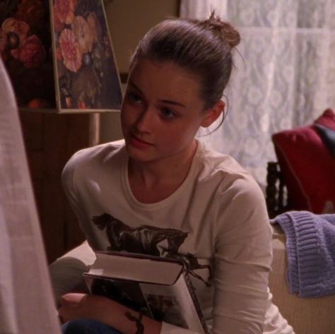 Rory Gilmore Style, Paris Geller, Team Logan, Gilmore Girl, Alexis Bledel, Lorelai Gilmore, Rory Gilmore, Autumn Aesthetic, Best Shows Ever