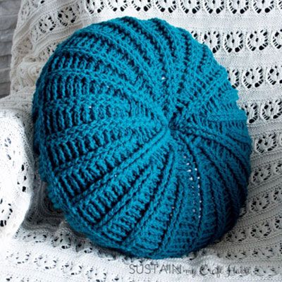 Changing up your throw pillows is a great way to update your living room look. We are really into crocheted home decors and this DIY Sand dollar crochet pillow is one of our recent favorite! It's fun, because a project is done in a few hours, looks cool and feels oh so cozy ! For this DIY Sand dollar crochet pillow Sonja & Jane used wool yarn, but can use simple bulky acrylic yarn as well. This free crochet pattern makes a round throw pillow, approximately 16” in diameter when c Crochet Pillow Pattern Free, C2c Heart, Sherpa Pillow, Pillow Cover Crochet Pattern, Crochet Pillow Patterns Free, Owl Crochet, Throw Pillow Pattern, Pillow Covers Pattern, Diy Pillow Covers