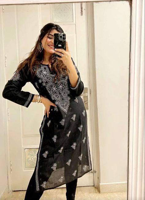 Kurti With Jhumka, Black Chikankari Kurta Aesthetic, Black Kurti Styling Ideas, Black Kurti Aesthetic, Kurti Aesthetics, Indian Kurti Aesthetic, Aesthetic Kurta, Aesthetic Kurti, Kurti Aesthetic