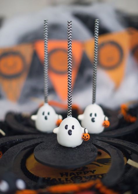 Halloween Cake Pops :: Sweet Recipes Ghost Cake Pops, Holiday Cake Pop, Spooky Cake, Recetas Halloween, Cake Pop Designs, Ghost Cake, Halloween Cake Pops, Halloween Punch, Cupcakes Decorados