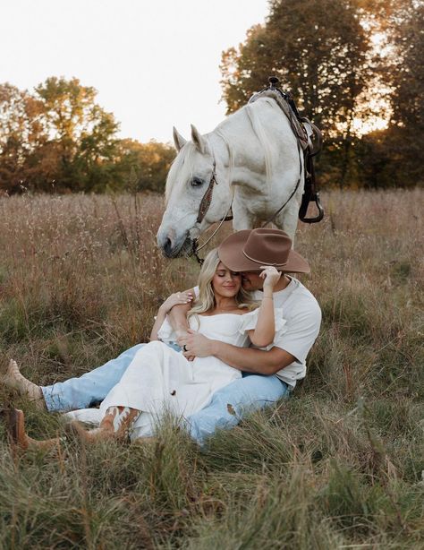 Horse Engagement Photos, Horse Wedding Photos, Western Couple Photoshoot, Horse Photoshoot Ideas, Farm Engagement Photos, Country Engagement Pictures, Pictures With Horses, Western Photoshoot, Baby Announcement Photoshoot