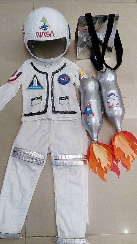 Diy Astronaut Costume, Kids Astronaut Costume, Astronaut Dress, Fancy Dress Competition, Space Costumes, Astronaut Costume, Diy Space, Diy Costumes Kids, Space Outfit