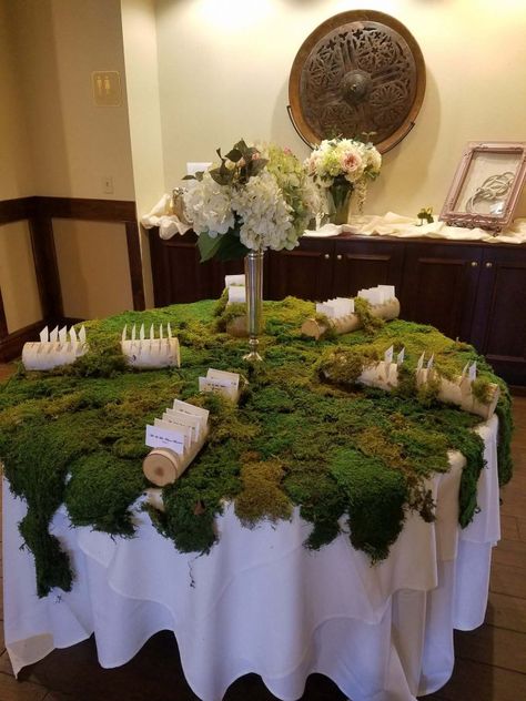 30 Best Moss Wedding Ideas That Will Look Beautiful (PHOTOS) Moss Wedding Table, Moss Green Wedding, Moss Table Runner, Moss Table, Sheet Moss, Fern Moss, Moss Wedding, Green Themed Wedding, Enchanted Forest Wedding