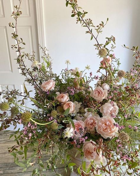 English Garden Arrangements, Vintage Flower Arrangements, Rustic Italian Wedding, Italian Flowers, Olive June, Wildflower Wedding Theme, Olive Wedding, Sunset Dinner, Pastel Bouquet