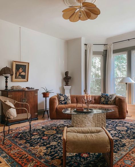 Brown Leather Couch Living Room, Dreamy Living Room, Leather Couches Living Room, Brown Couch Living Room, Brown Leather Couch, Living Vintage, Deco Boheme, Vintage Living Room, Apartment Inspiration