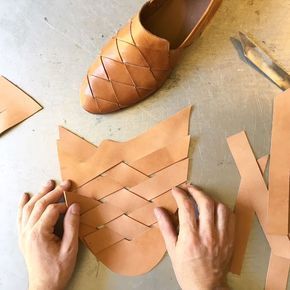 Diy Leather Sandals, Handmade Shoes Pattern, Homemade Shoes, Semi Casual Outfit, Make Your Own Shoes, Sandals Patterns, Diy Slippers, Leather Craft Projects, Leather Sandals Handmade