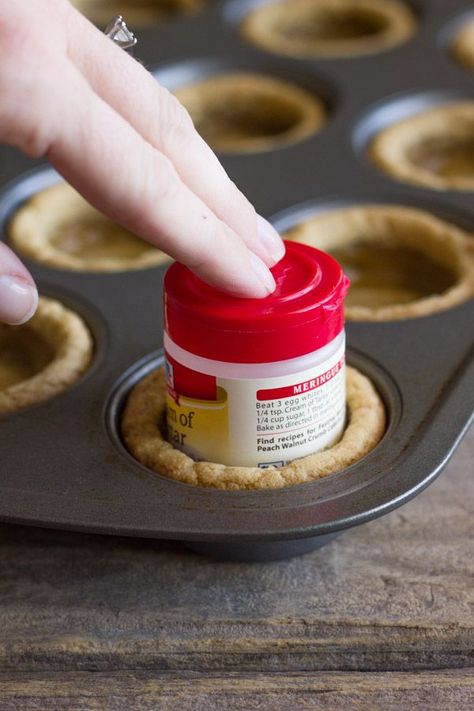 These Ice Cream Sundae Cookie Cups are the perfect little summertime treat! Homemade Magic Shell, Magic Shell, Resepi Biskut, Cookie Cups, Ice Cream Sundae, Muffin Tin, Yummy Sweets, Slushies, Milkshakes