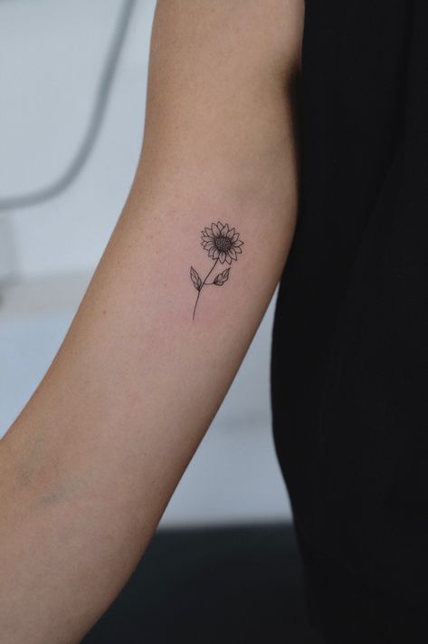 Mini Sunflower Tattoo, Tiny Sunflower Tattoo, Girasoles Tattoo, Small Sunflower Tattoo, The Time Will Pass Anyway, 2024 Tattoo, Tattoo Sunflower, Tattoo Mom, Simple Sunflower