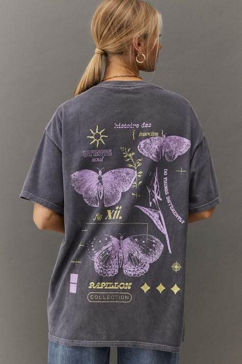 Ootd Outfit Ideas, Trendy Shirt Designs, Tshirt Design Inspiration, Shirt Design Inspiration, Butterfly Graphic, Oversized Graphic Tee, Retro Tee, Outfit Look, Todays Outfit