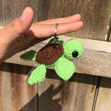 Amigurumi tipo llavero de tortuga marina 🐢💚 . Mide 8 cm de largo . . . . . . . . . . #crochet #instaphoto #crochetlove #crochetaddict #crochetersofinstagram #crochetinspiration #crocheted #crochetlover #crochetinstagram #tejidos #ecuador #emprendimiento #instagood #instalike #newpost Turtle Crochet Keychain, Souvenirs A Crochet, Salinas Ecuador, Crochet Aesthetic, Crochet Keychain, Ideas Crochet, Insta Photo, Dream Jewelry, Crochet Projects