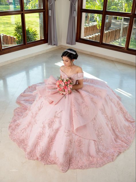 Light Pink Quince Dresses, Elegant Quince Dresses, White Quince Dress, Light Pink Quinceanera Dresses, Quinceanera Dresses Blush, White Quince Dresses, Formal Photoshoot, Quinceanera Pink, Quinceanera Themes Dresses