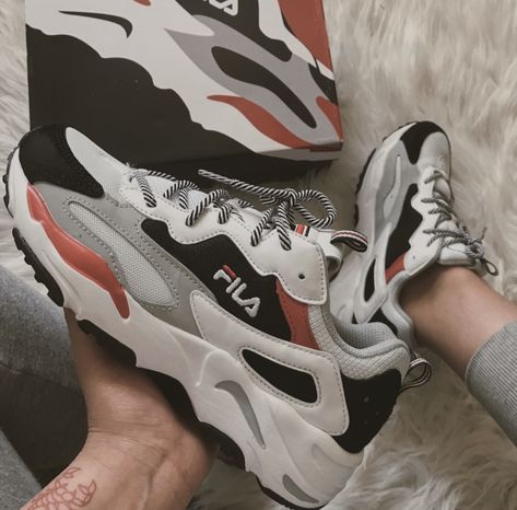 Fila Ray Tracer, can be purchased in journeys or footlocker! Instagram: @dalianathalie_ 💖 for more inspo! Trendy Tennis Shoes, Shoes Design Ideas, Coolest Shoes, Fila Ray Tracer, 2023 Shoes, Trendy Shoes Sneakers, Shoe Wishlist, Shoes Design, Swag Shoes