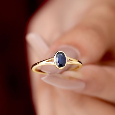 Product Details Grace your finger with the understated elegance of this Classic Blue Sapphire Ring. Adorned with an Oval Shape Blue Sapphire gemstone set delicately in a Bezel Setting in Split Shank, this Solitaire Engagement Ring is meticulously crafted in various metal options. Product Information SKU SHP-RINGS0821165707 Width 2.9 mm Height 6.9 mm Weight 2.28 gm (Approximate) BLUE SAPPHIRE INFORMATION No.of Stones 1 Pieces Total Weight 0.60 Carat (Approximate) Dimension(approx) Oval-4X6 mm-1 Pcs Color Blue Cut Brilliant Shape Oval Setting Type Prong-Setting Quality Grade AAA View More Product Parent Collection Handle blue-sapphire-rings Sapphire Solitaire Engagement Ring, Blue Gemstone Rings, Blue Sapphire Gemstone, Split Shank Ring, Sapphire Solitaire, Blue Sapphire Ring, Healing Crystal Jewelry, 18k Yellow Gold Ring, Engagement Rings Oval