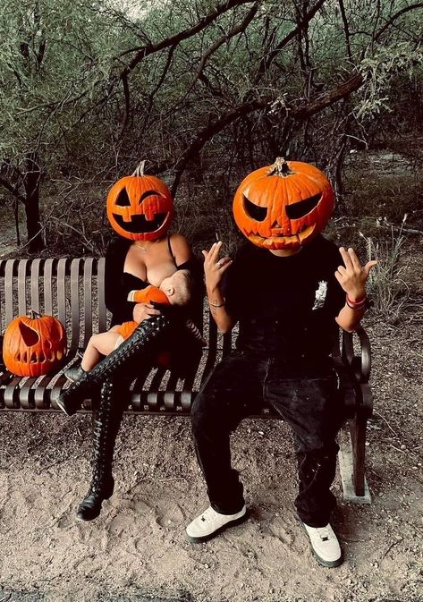 Couple Halloween Costumes Relationship Goals, Pumpkin Heads, Halloween Couple, Halloween Photography, Couples Halloween Outfits, Cute Couple Halloween Costumes, Makijaż Smokey Eye, Halloween Photoshoot, Halloween Inspo