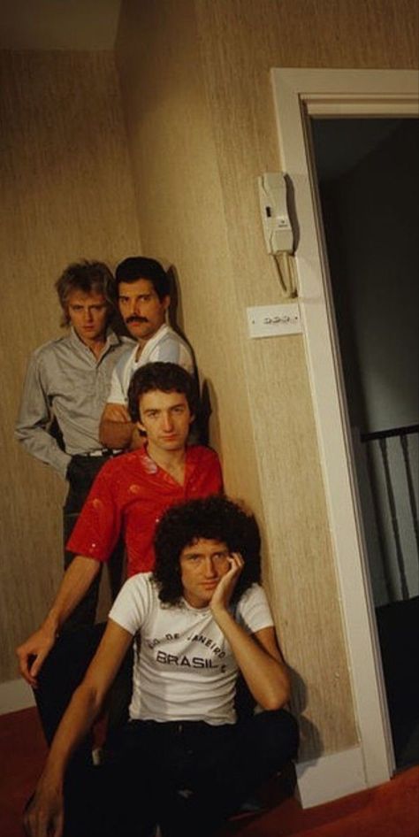 Queen Wallpaper, Queen Brian May, Queen Ii, Queens Wallpaper, Queen Poster, Freddy Mercury, Queen Aesthetic, Queen Photos, Roger Taylor