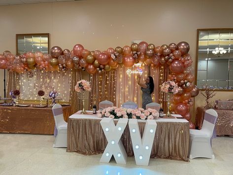 Quinceanera Main Table Backdrop, Quinceanera Balloon Garland, Rose Gold Main Table, Quinceanera Table Main, Court Table Quinceanera, Quince Main Table Ideas, Quinceanera Main Table Ideas, Quince Backdrop Ideas, Main Table Quinceanera