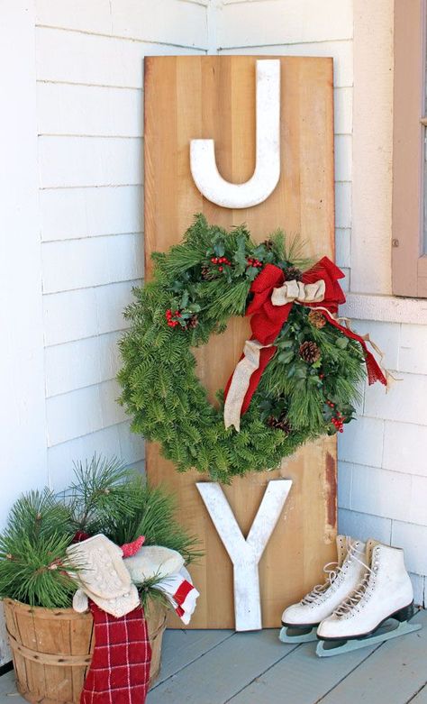 DIY Christmas Joy Wreath Sign: Removable wreath so the sign is usable year after year! Diy Christmas Yard Decorations, Natal Country, Joy Wreath, Outdoor Wreath, Joy Sign, Christmas Yard Decorations, Diy Outdoor Decor, Christmas Porch Decor, Christmas Decorations Diy Outdoor