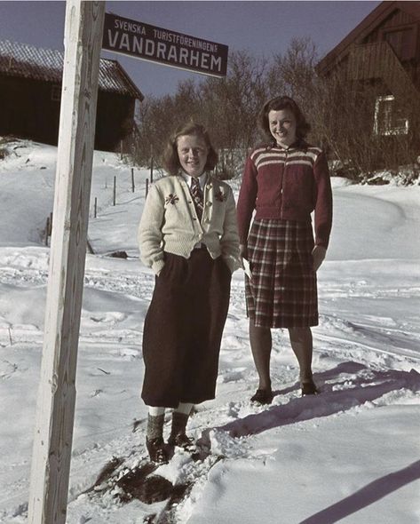 1940s Winter Fashion, Vintage Winter Fashion, Forties Fashion, 1940s Women, 20th Century Fashion, Vintage Wardrobe, 40s Fashion, Vintage Life, Vintage Winter