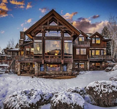 Ski Lodge Exterior, Lodge Exterior, Lodge Christmas Decor, Lodge Ideas, Lodge House, Ecological House, Mountain Hotel, Cozy Log Cabin, Hotel Exterior