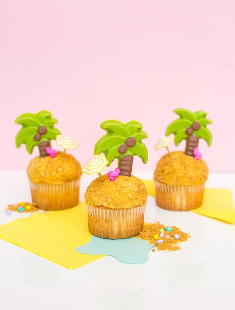 Palm Tree Beach Cupcakes Beach Party Cupcakes, Beach Theme Desserts, Cherry Jelly, Beach Cupcakes, Photo Mood, Palm Tree Beach, Party Cupcakes, Coconut Drinks, Vanilla Buttercream Frosting