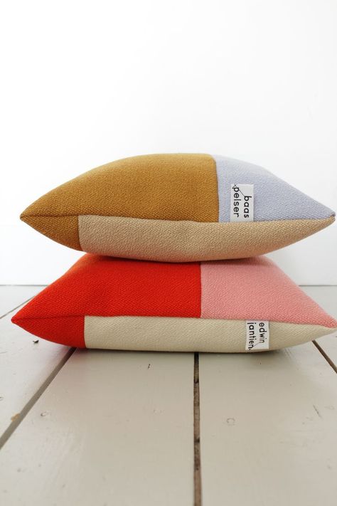 Color Block Pillow, Sofa Styling Cushions, Sofa Cushion Ideas, Ikea Play Kitchen, Cushion Ideas, Couch Pillow Covers, Pillow Inspiration, Beige Sofa, Diy Cushion