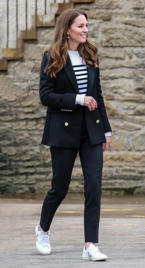 Kate Middleton Style Outfits, Looks Kate Middleton, Holland Cooper, Kate Middleton Outfits, Look Office, Fall Ootd, Royal Clothing, Effortlessly Chic Outfits, Kate Middleton Style