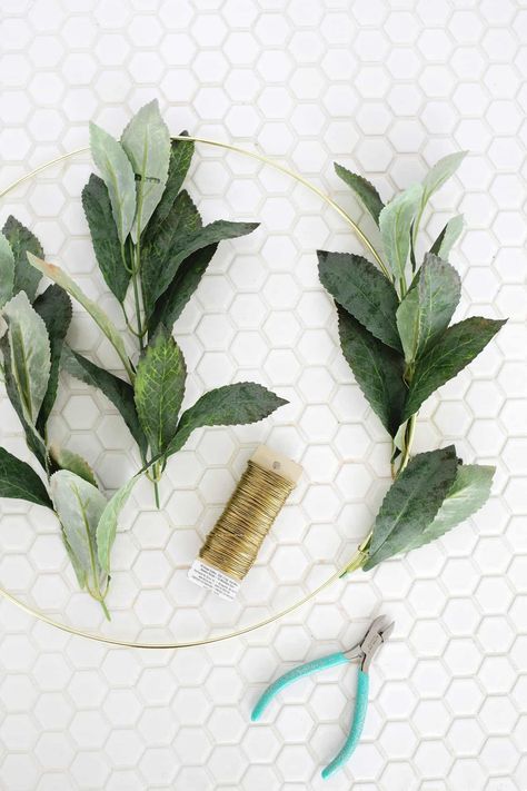 How To Make A Eucalyptus Wreath, Metal Hoop Wreath Diy Christmas, Wire Wreath Diy, Hoop Wreath Diy, Metal Wreath Ring, Hoop Wreaths, Wreath Rings, Traditional Wreath, Wreath Frame