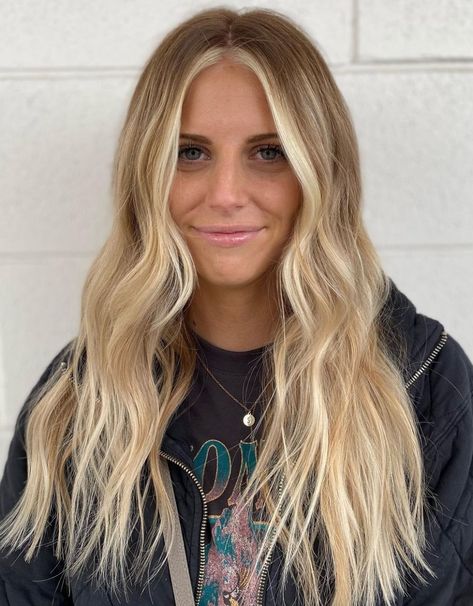 Highlights With Thick Money Piece, Brown Out Blonde Hair, Long Blonde Hair Money Piece, Money Pieces Hair Blonde, Blonde Highlights With Lighter Front Pieces, Money Piece For Blondes, Honey Lived In Blonde, Blonde Hair With Light Money Pieces, Blonde Hair Balayage With Money Piece